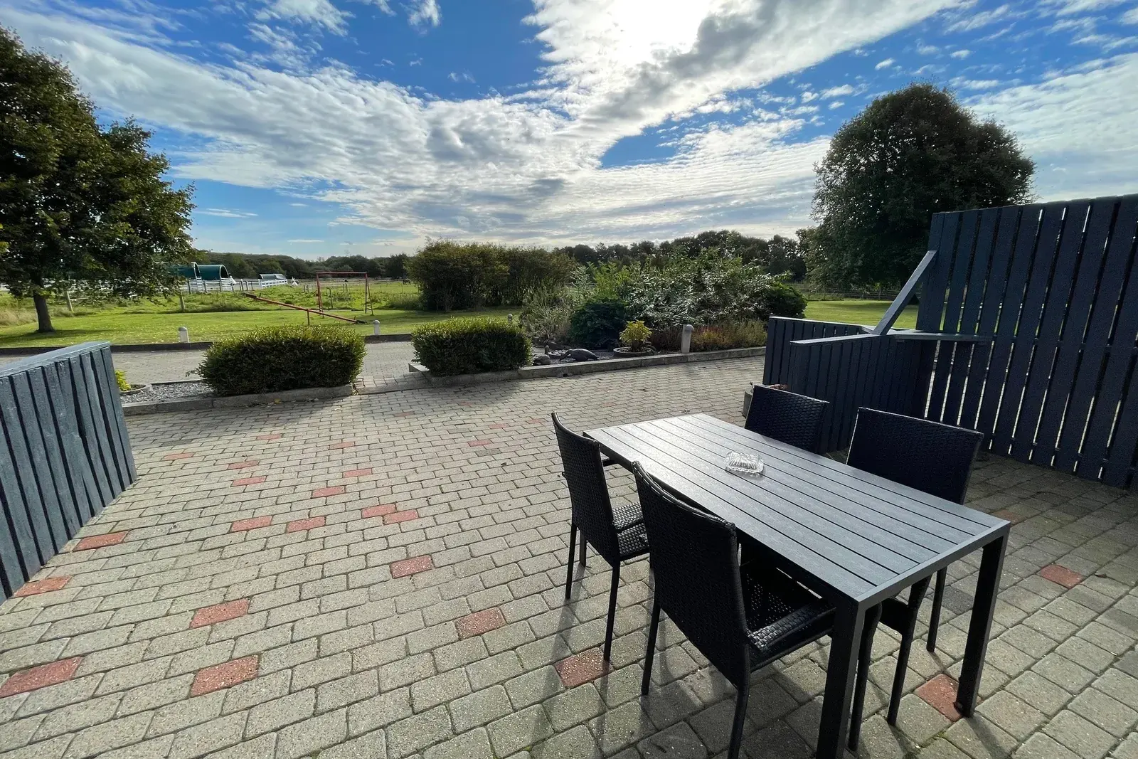 Overdækket terrasse med havemøbler