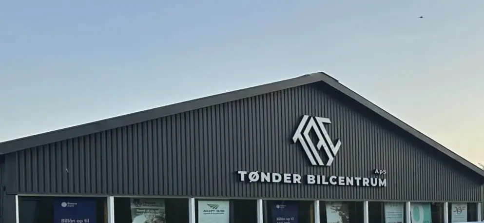 Facaden på Tønder Bilcentrum med logo og navn